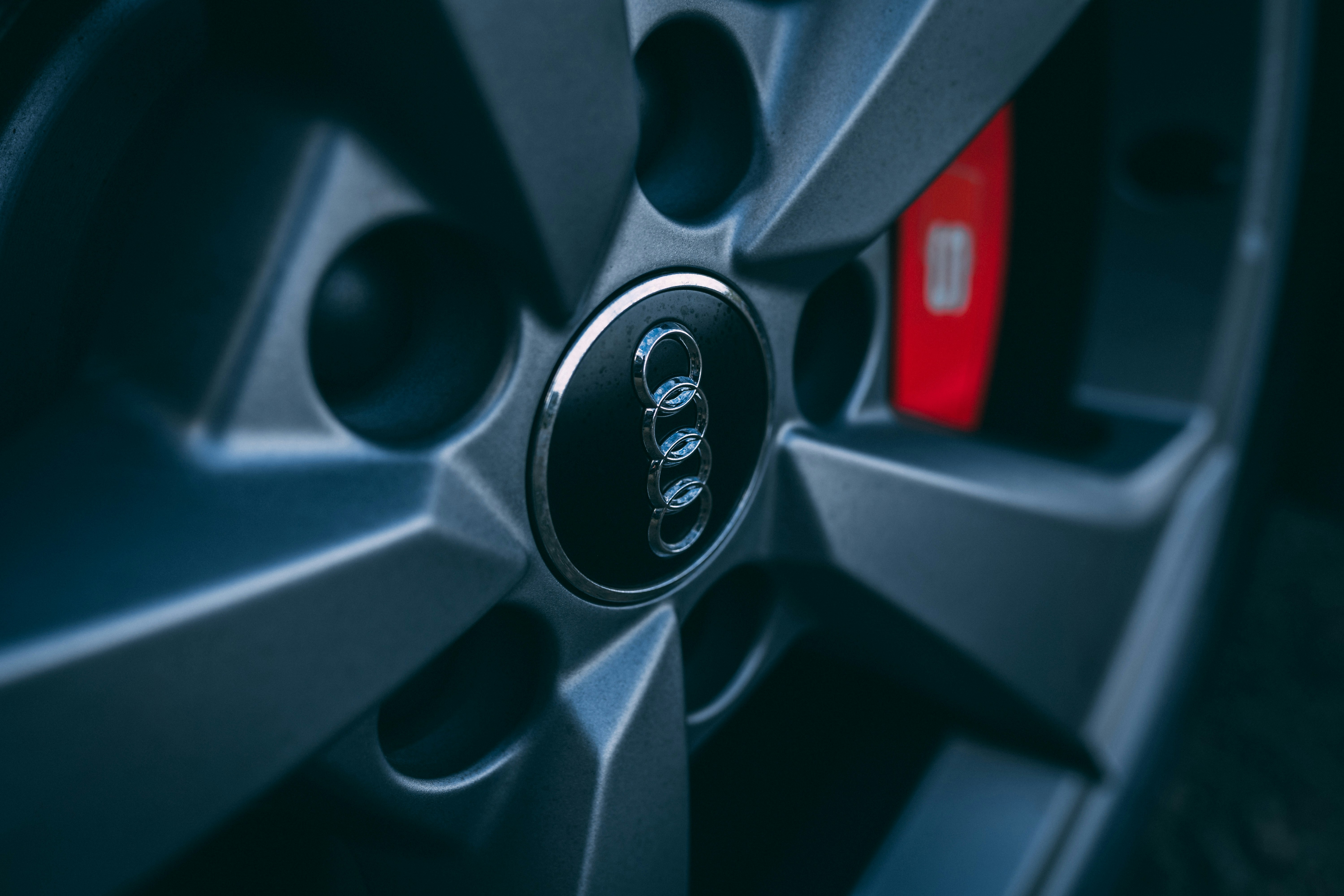 Rueckseite einer gebrauchten Audi-Alufelge mit eingepraegter Einpresstiefe und OE-Nummer