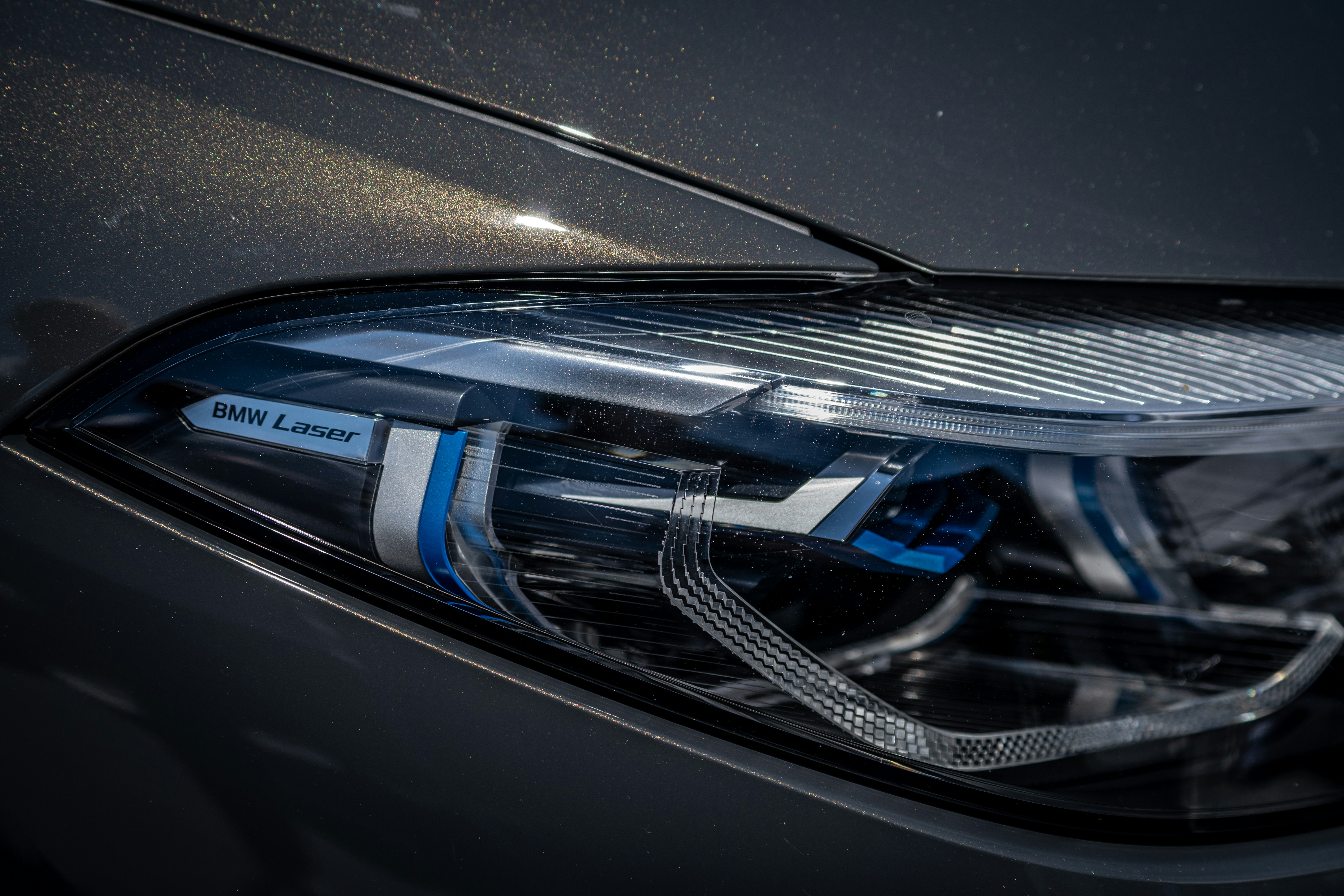 Vergleich zwischen einem Xenon-Scheinwerfer und einem LED-Scheinwerfer eines Autos