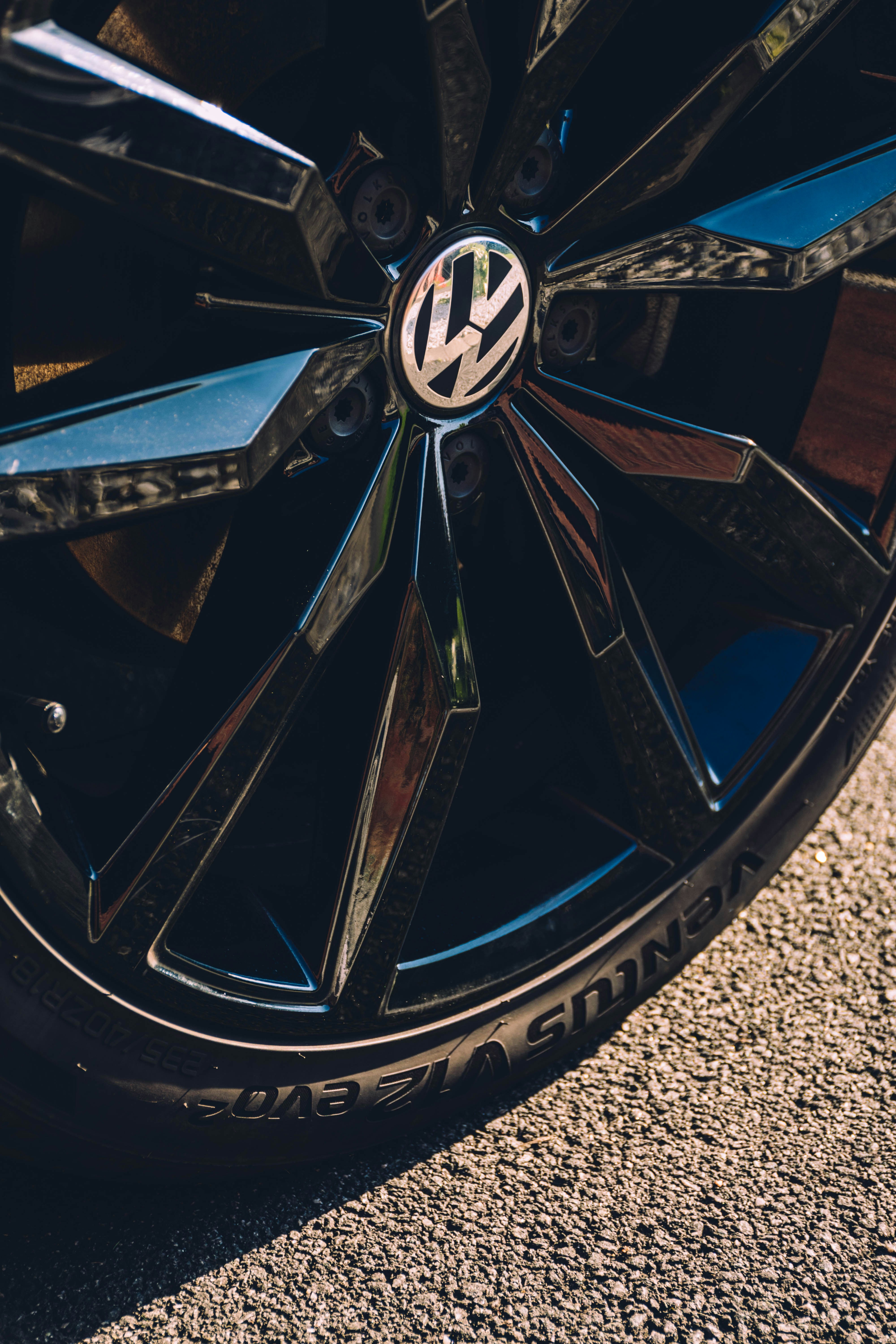 Gebrauchte Volkswagen Alufelge mit sichtbaren Maßangaben Lochkreis und Einpresstiefe